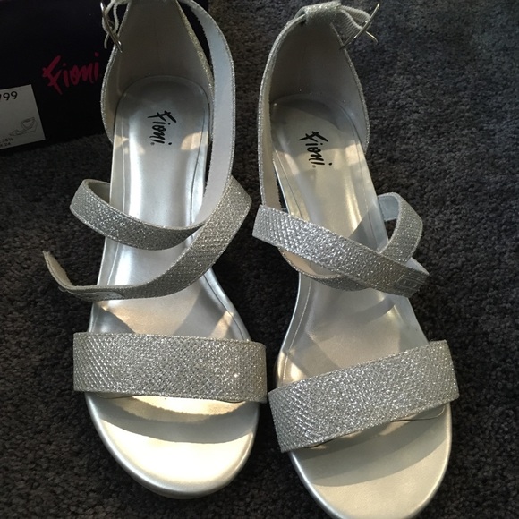 Sandals - Picture 1 of 3